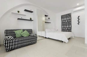 Отель Black and White apartment by Wonderful Italy, Катания